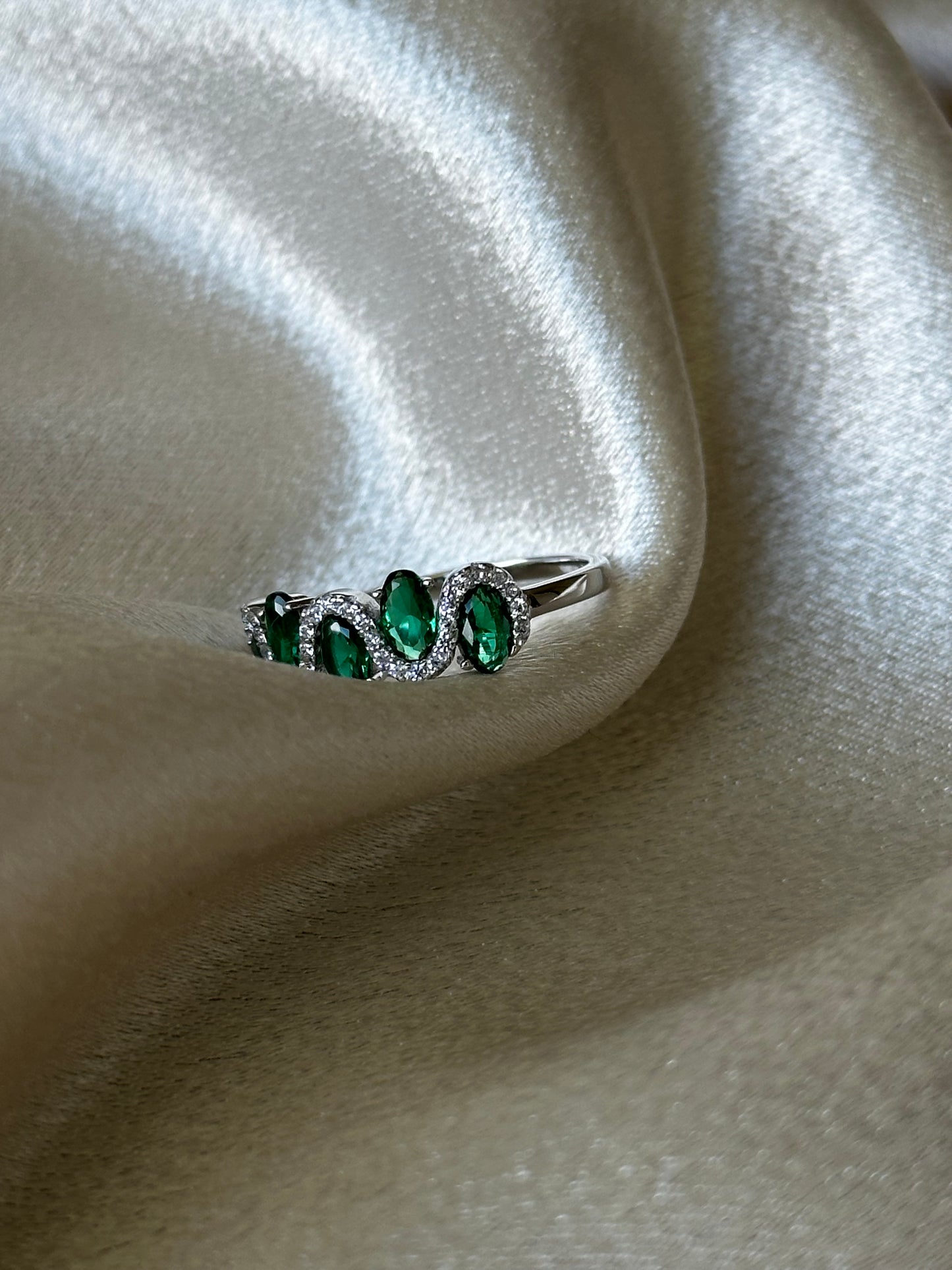 Emerald Cinque Ring